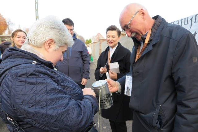 Tak wyglądały tegoroczne kwesty na cmentarzach w Będzinie i CzeladziZobacz kolejne zdjęcia/plansze. Przesuwaj zdjęcia w prawo naciśnij strzałkę lub przycisk NASTĘPNE