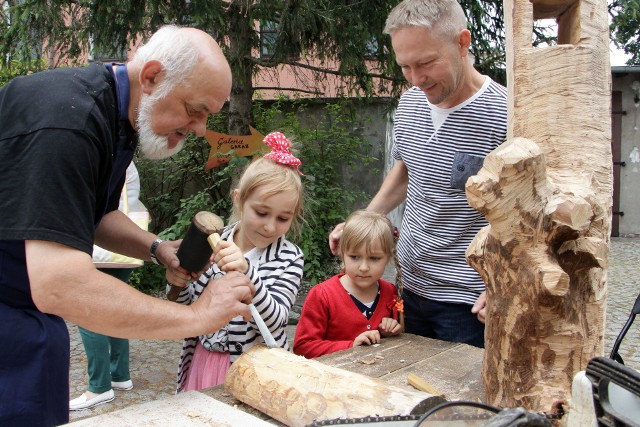 Podczas tej plenerowej imprezy, mającej miejsce na muzealnym dziedzińcu, swoje prace prezentowali artyści związani z Grudziądzem – rzeźbiarze, malarze, graficy, fotograficy. Dziedziniec muzeum zamienił się w pracownię pod gołym niebem, w której zarówno najmłodsi, jak i starsi odbiorcy spędzają czas w atrakcyjny twórczy sposób.