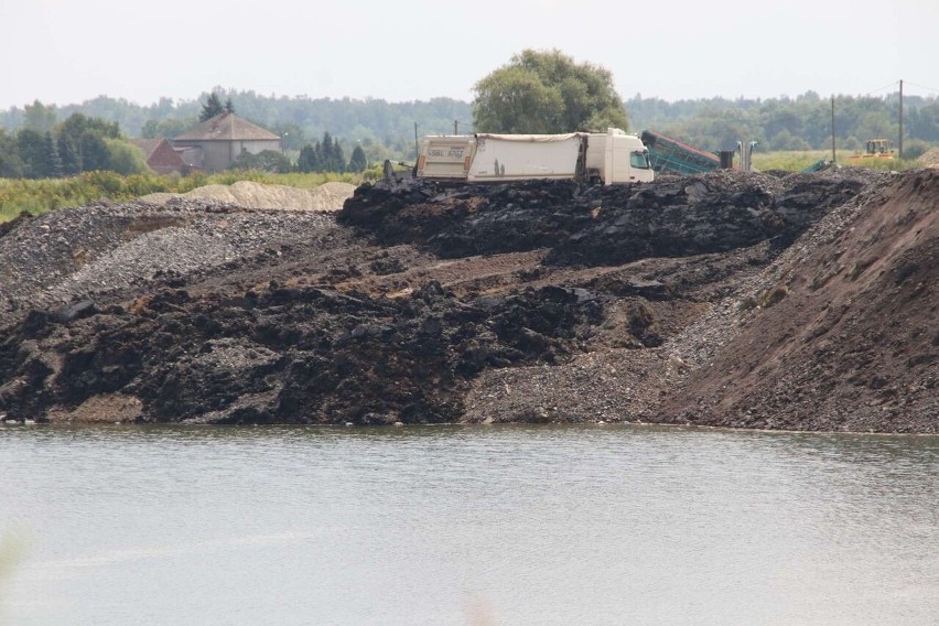 Wysypują do żwirowiska odpady. Oświęcimscy ekolodzy twierdzą, że szkodliwe