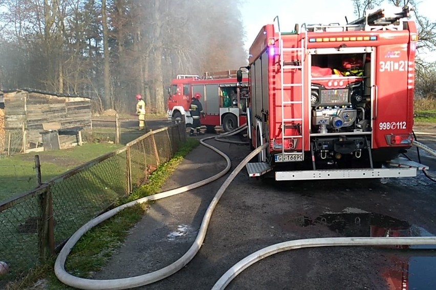 Kilka zastępów straży pożarnej gasiło pożar domu w...