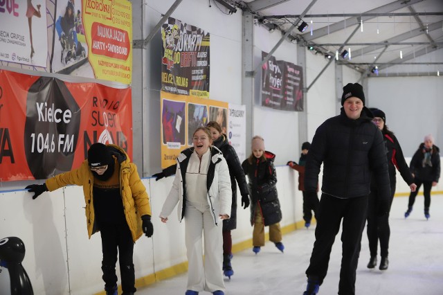 Mnóstwo osób spędzało niedzielne popołudnie na sztucznym lodowisku na Telegrafie w Kielcach.Zobacz kolejne zdjęcia  >>>