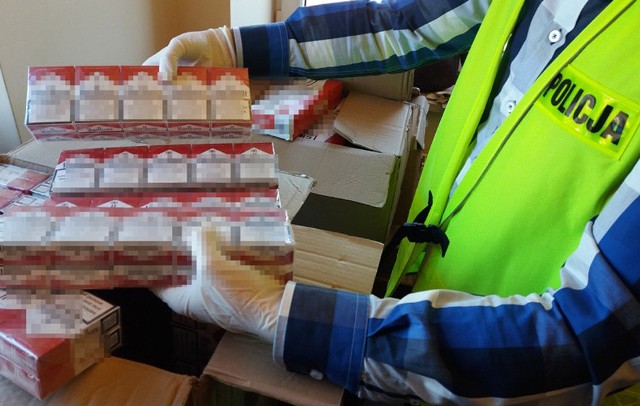 Policjanci zabezpieczyli 4,5 tys. paczek papierosów różnych marek bez polskich znaków akcyzy.