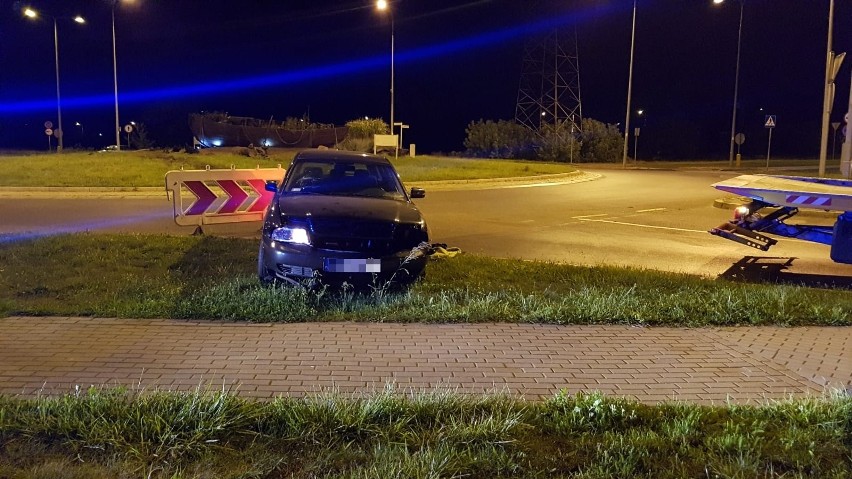 Audi przejechało przez środek ronda w Grudziądzu. Kierowca zbiegł [zdjęcia]