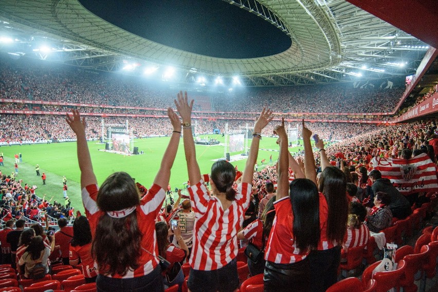 Cały stadion San Mames w Bilbao wypełnili kibice, którzy...