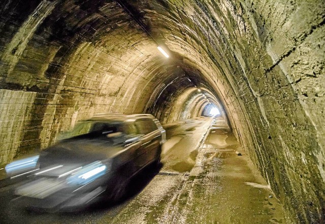 Droga w tunelu jest fatalna, ale nie wiadomo, kto za to odpowiada