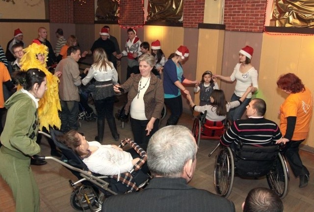 Przeszkodą w zabawie nie były wózki inwalidzkie, ani kule. Liczyły się dobre nastroje.