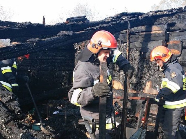 Pożar drewnianego domu w Smolniku miał wyjątkowo dramatyczny przebieg. Strażacy w zgliszczach odnaleźli ciała czterech osób. Uratował się tylko 47-letni mężczyzna