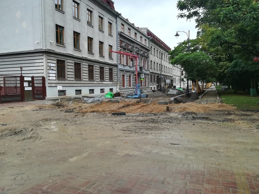 Kostka na całym przebudowywanym odcinku ul. Skorupki. Koszt remontu - ponad 4 mln zł