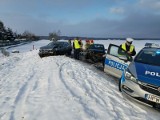 Czołowe zderzenie dwóch aut pod Goleniowem. O włos od tragedii [ZDJĘCIA]