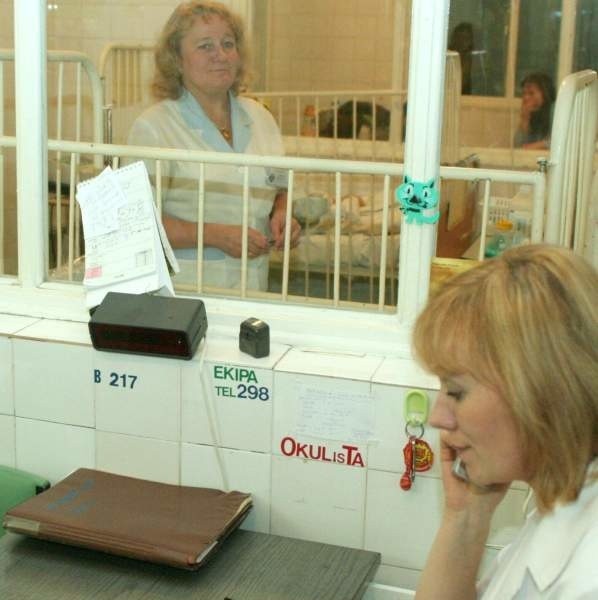 Doktor Halina Krzyżanowska przy pacjentach w sali intensywnego nadzoru Oddziału Neurozakaźnego Szpitala Dziecięcego w Kielcach.
