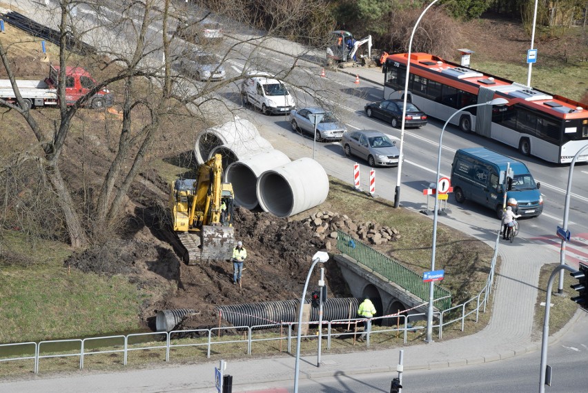 Trwa przebudowa skrzyżowania ul. Obrońców Poczty Gdańskiej z...