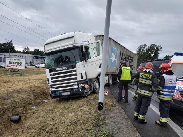 W Romanowie ciężarówka najechała na tył samochodu osobowego