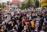 Strajk Kobiet w Trójmieście 1.11.2020. W niedzielę zaplanowano protest na plażach i akcje na rzecz sprzedawców kwiatów i zniczy