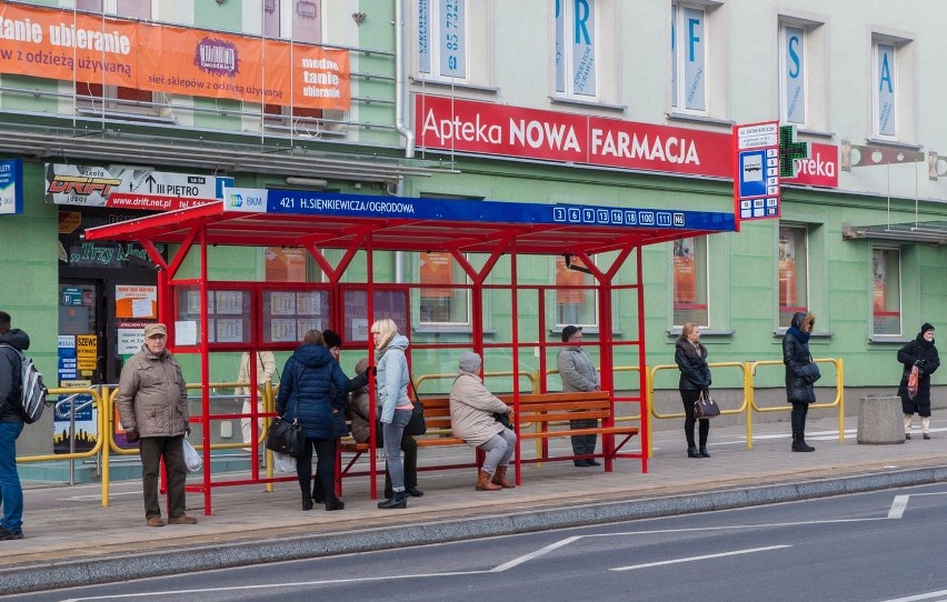 Konstrukcja ścian osłonowych została wypełniona szybami...