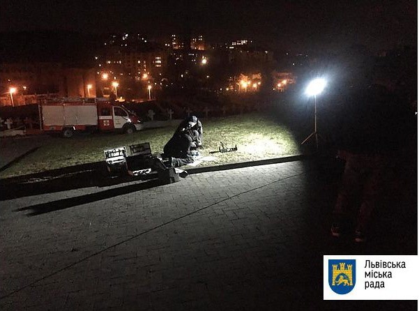 Policja i służby specjalne dokonują oględzin miejsca wybuchu na Cmentarzu Orląt Lwowskich.