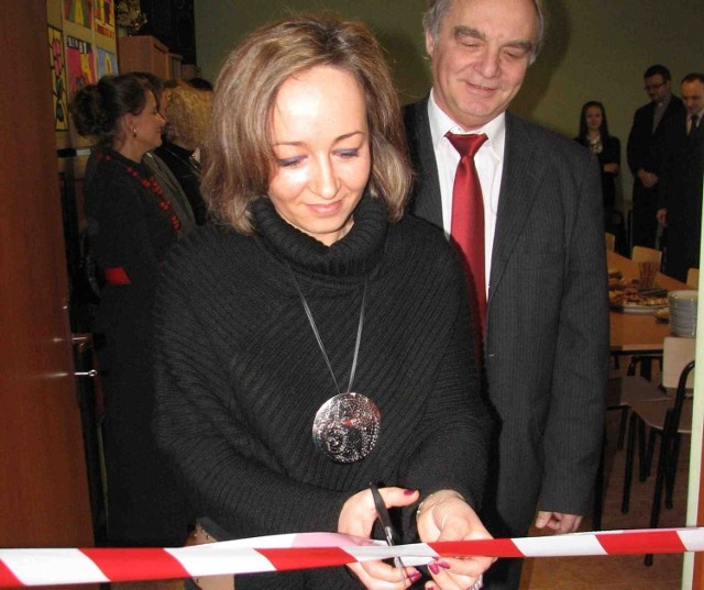 Sylwia Szczygłowska przecina symboliczną wstęgę