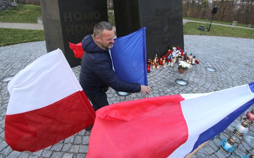 W Kielcach uczczono pamięć ofiar piątkowych zamachów terrorystycznych we Francji