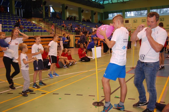 Dmuchanie balonów na czas. Gdy balon pękał, kolejny zawodnik mógł zacząć konkurencję.  Na zdjęciu o punkty walczą reprezentanci sołectwa: Otorowo i Makowiska