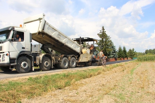 Niespełna kilometrowy odcinek drogi gminnej w Domaniowie będzie miał teraz nową nawierzchnię asfaltową