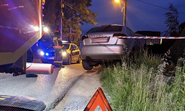 Nowy Sącz, ul. Banacha- samochód osobowy wjechał w ogrodzenie posesji