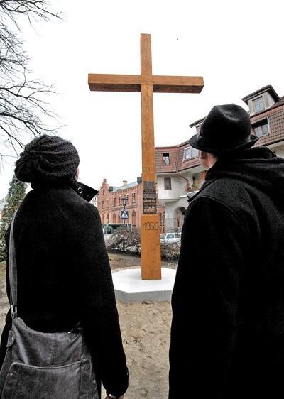 Nowy Krzyż Misyjny. Znalazły się na nim wszystkie tabliczki zdemontowane z poprzedniego.