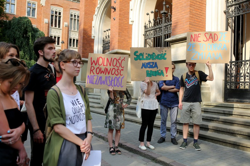 Kraków. Protest przed Collegium Novum Uniwersytetu Jagiellońskiego. Studenci domagają się „niepodległej nauki” [ZDJĘCIA]
