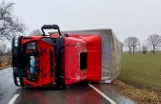 Gmina Gdów. Wiatr przewrócił ciężarówkę w Nieznanowicach. Droga wojewódzka 967 była zablokowana 