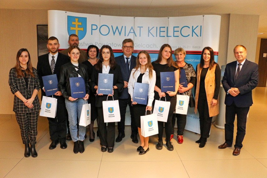 Wręczono Stypendia Starosty Kieleckiego dla najzdolniejszych uczniów ze szkół średnich w powiecie. Zobaczcie zdjęcia laureatów