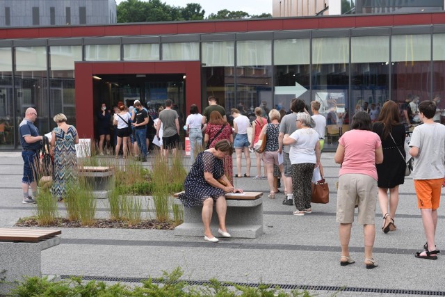 Kolejka osób oczekujących na szczepienie przeciw covid-19 w szpitalu na Bielanach w Toruniu