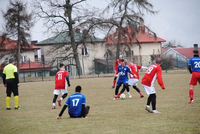 W najbliższej kolejce klasy okręgowej OKS Opatów (czerwono-białe stroje) zagra z Naprzodem Jędrzejów