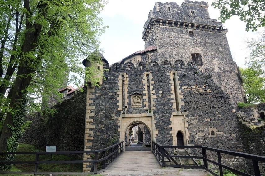 Zamek Grodziec  położony jest we wsi Grodziec, mniej więcej...