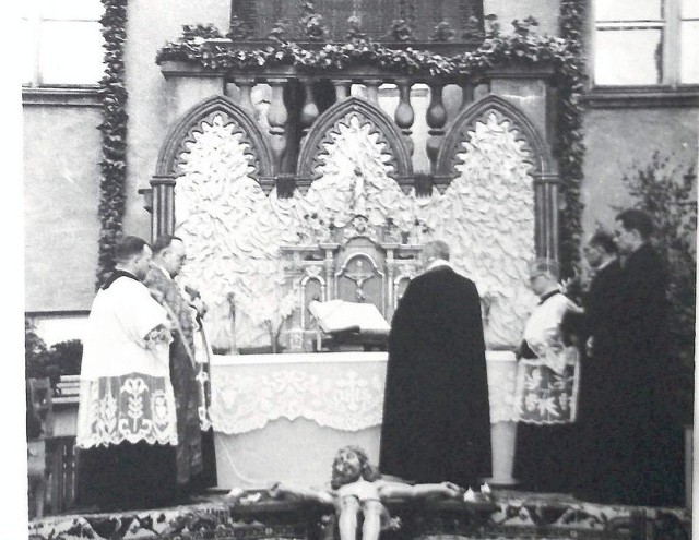 Zdjęcie z 1958 r. Kardynał Wyszyński stoi przed ołtarzem