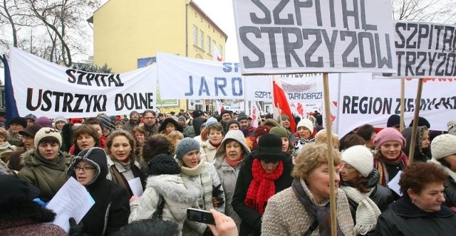 W pikiecie przed siedzibą rzeszowskiego oddziału Narodowego Funduszu Zdrowia wzięło udział ponad ośmiuset pracowników służby zdrowia.