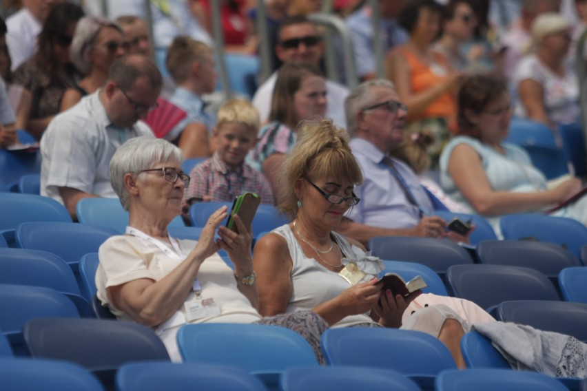 Kongres Świadków Jehowy na Stadionie Śląskim. Dzień 1. Wierni w Chorzowie przez trzy dni będą brać udział w spotkaniach ZDJĘCIA