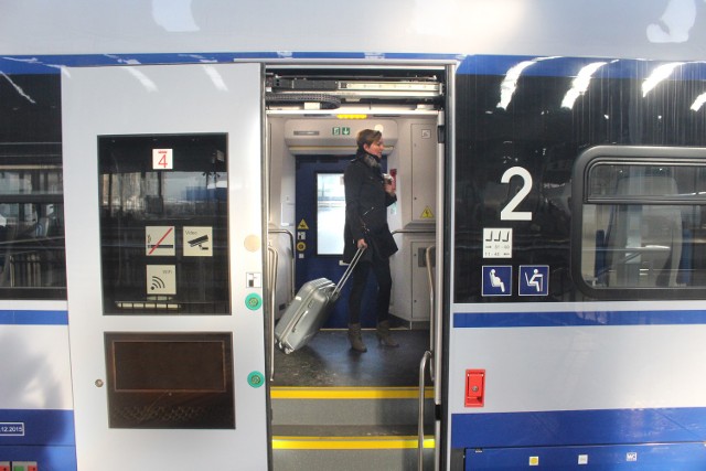 Prędkość pociągów na trasie z Katowic do Krakowa jest mało zadowalająca dla podróżnych. Dlatego częściej wybierają oni dzisiaj autobusy i busy. Czy kolej wróci kiedyś do łask?