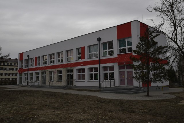 Budynek Przedszkola Samorządowego numer 28 w Kielcach przy ulicy Różanej niedawno przeszedł gruntowny remont. To jedno z 33 publicznych przedszkoli w stolicy województwa świętokrzyskiego.