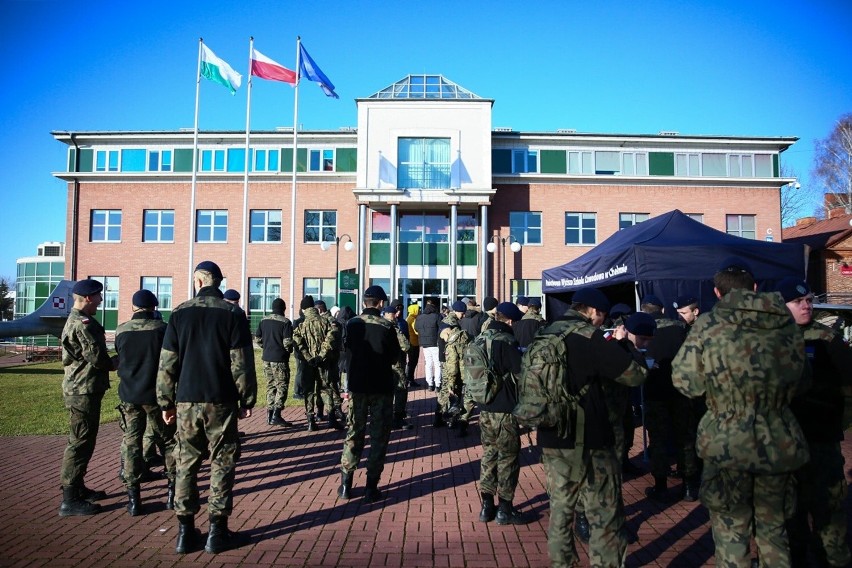 Lubelscy terytorialsi zawitali do chełmskiej PWSZ. Zachęcali studentów do wstąpienia w szeregi WOT. Zobacz zdjęcia