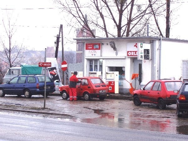 Stacja paliw "Orlenu" przy ul. Piłsudskiego w  Golubiu-Dobrzyniu jest zbyt mała, by pomieścić  kilka samochodów. Auta stoją w kolejce na  jezdni. blokując przejazd główną ulicą miasta