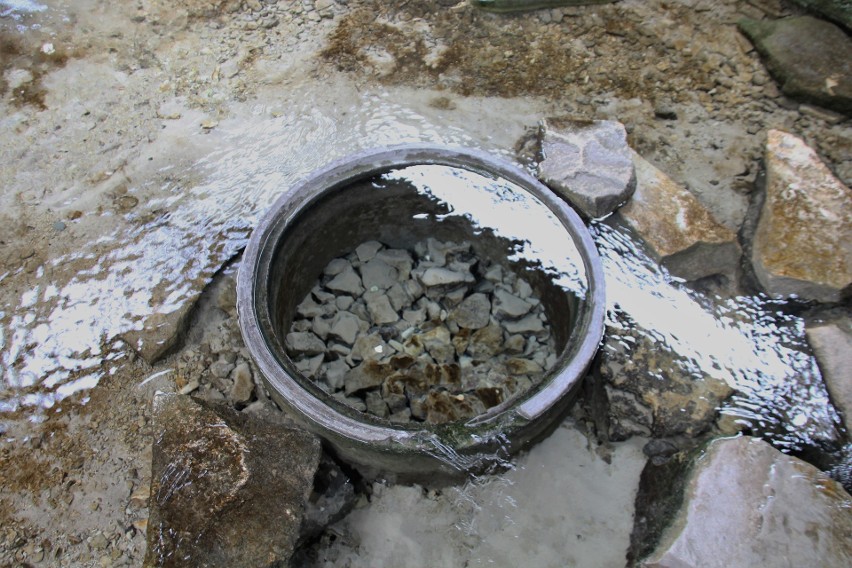 Woda z bijącego pod kaplicą w Krasnobrodzie źródła pomaga na różne dolegliwości. Słynie też z dobrego smaku. Zdjęcia 