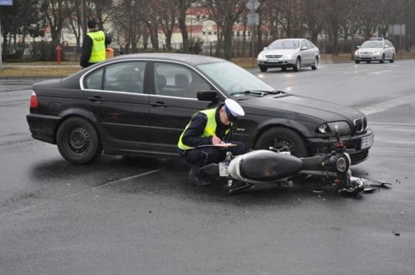 Wypadek w Śremie: Zderzenie samochodu z motocyklem