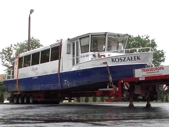 Statek Koszałek, który pływa latem po jeziorze Jamno, dzisiaj w nocy zostanie przewieziony na przystań. Od soboty zaczyna rejsy po jeziorze