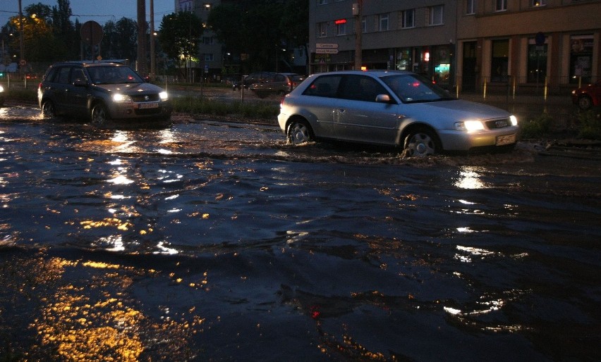 Burza nad Trójmiastem. Strażacy interweniowali w sprawie zalanych ulic i powalonych drzew [ZDJĘCIA]