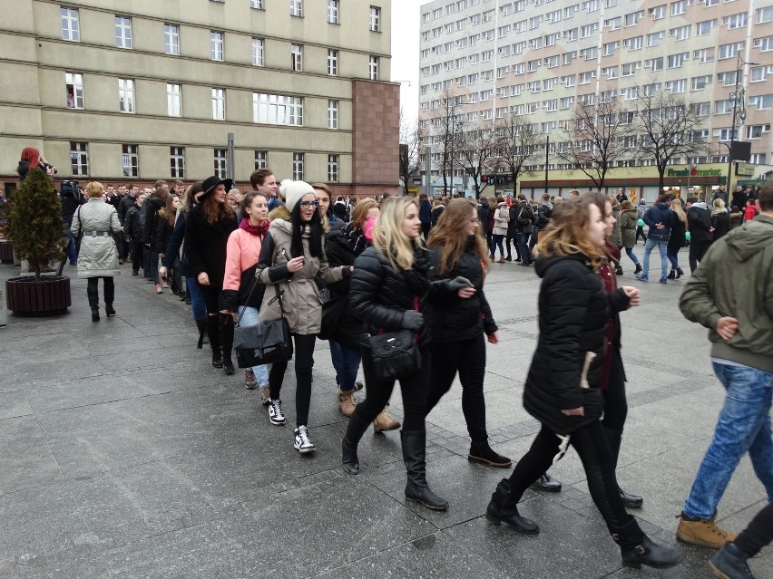 Polonez na rynku w Rudzie Śląskiej [ZDJĘCIA + WIDEO] Maturzyści zatańczyli przed studniówką