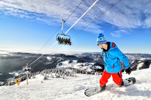 Wiemy już na pewno, że na nartach będzie można pojeździć na stoku Bania w Białce Tatrzańskiej oraz w ośrodkach Chopok, Szczyrbskie Jezioro i Donovaly na Słowacji.- Śniegu mamy pod dostatkiem, zapraszamy do nas całe rodziny na pierwszy narciarski dzień - mówi Tomasz Rzadkosz, z ośrodka narciarskiego Bania. Tu sezon startuje w sobotę 2 grudnia z samego rana (start godz. 9). Do dyspozycji narciarzy zostanie oddana 4-osobowa kolej oraz orczyk. Na otwarcie sezonu narciarskiego 2017/2018 przygotowano specjalne karnety bez limitu czasu, łączące Termę Bania i ON Bania Ski & Fun:Dorosły: 99 PLN Na basenach i nartach będzie więc przez cały dzień można się bawić za cenę 99 zł (dorosły), 89 złotych (senior)  79 zł (dziecko). Promocja obowiązuje tylko jedna dobę.