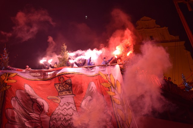 Dziesiątą pielgrzymkę kibiców na Jasną Górę zakończył happening na wałach i błoniach jasnogórskich. Kibice Górnika Zabrze, Legii Warszawa, Śląska Wrocław, Piasta Gliwice, Odry Wodzisław, KSZO Ostrowiec, GKS Jastrzębie, Unii Leszno i innych wywiesili na wałach i pod wałami klubowe transparenty. Odpalili race, petardy. Najpierw zaśpiewali hymn narodowy, a potem wznosili hasła m.in. Chwała bohaterom, Raz sierpem, raz młotem czerwoną hołotę. ZOBACZ ZDJĘCIA + WIDEOCZYTAJ WIĘCEJKIBICE PRZYJECHALI NA PIELGRZYMKĘ NAN JASNĄ GÓRĘ ZDJĘCIA Z MSZYPielgrzymka kibiców na Jasną Górę NOCNE ZDJĘCIA + WIDEO 