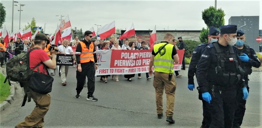 Oświęcim. Narodowcy manifestują z okazji 80. rocznicy pierwszego transportu do Auschwitz. Nie mają pozwolenia