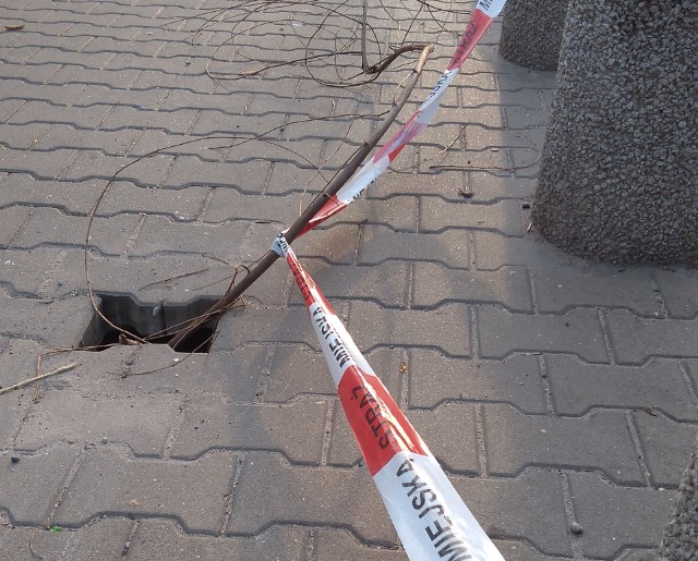 Jeśli nawierzchnia chodnika na ulicy Struga się zawali, to prawdopodobnie się tam zmieści nawet cały ten rower. Pod spodem mostka jest wielka wyrwa.