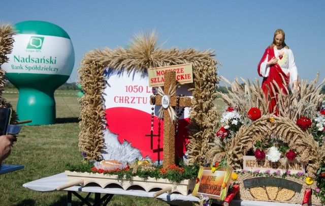 Wieńce dożynkowe, w tym roku  zawierały tradycyjne symbole chrześcijaństwa - hostię, monstrancję, krzyż, inne dodatkowo nawiązywały tematycznie do przypadającego w tym roku 1050-lecia Chrztu Polski.