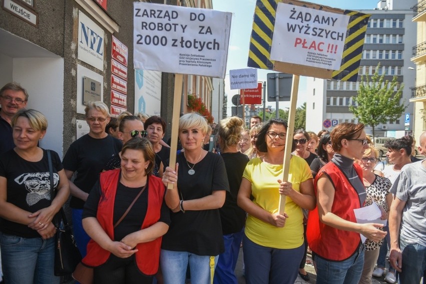 ”Żądamy wyższych płac” – skandowali pod Szpitalem Klinicznym...