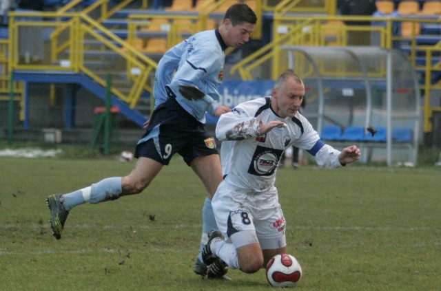 10.11.2007, II liga: Kmita - Znicz Pruszków 0:1. Robert Lewandowski (z lewej) kontra Dariusz Romuzga. "Lewy" grał 90 minut, nie zdobył gola, zarobił żółtą kartkę, niczym specjalnym się nie wyróżnił